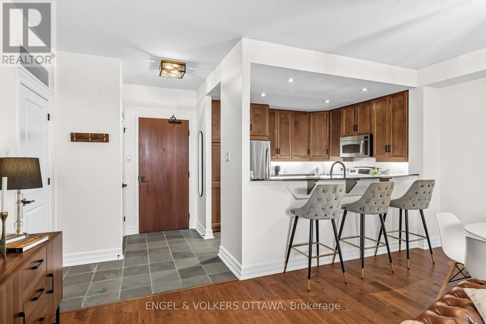 403 - 320 MCLEOD STREET