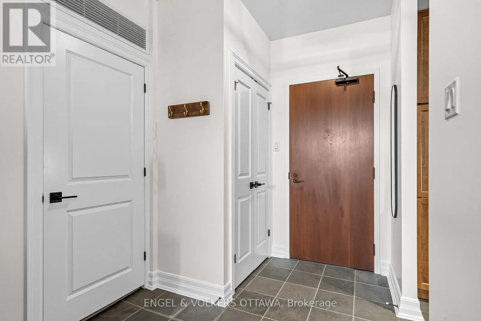403 - 320 MCLEOD STREET
