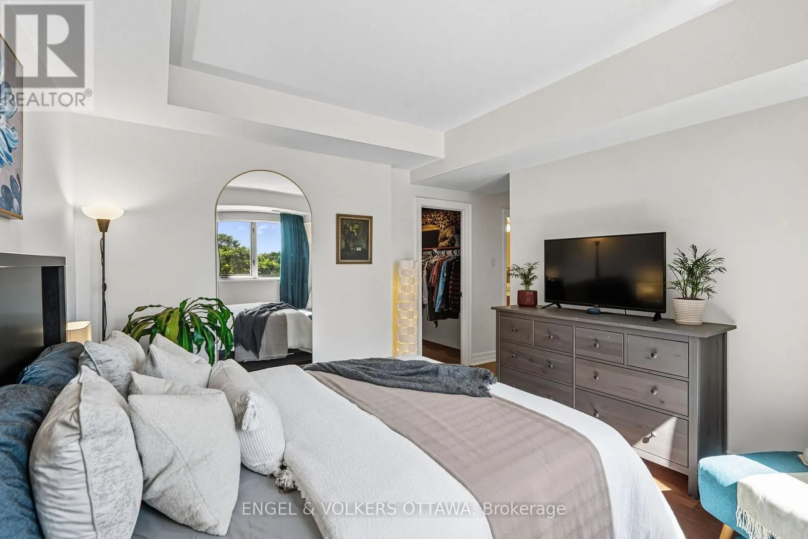 403 - 320 MCLEOD STREET