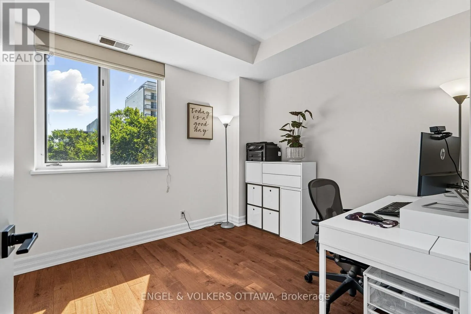 403 - 320 MCLEOD STREET
