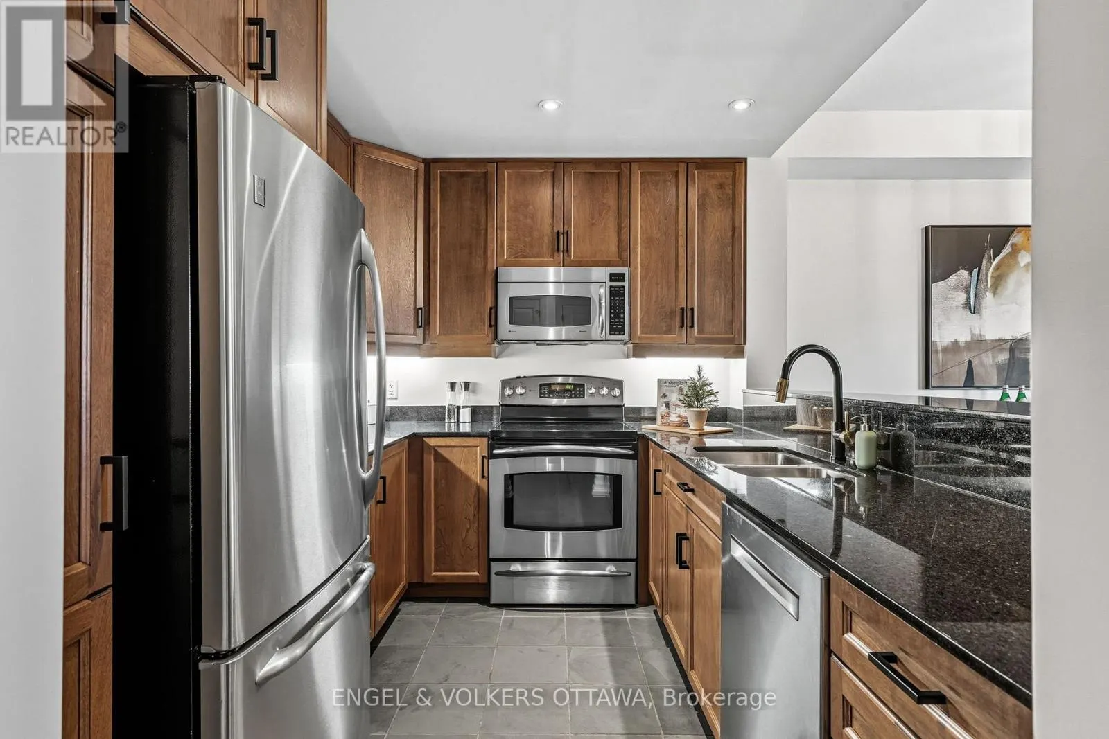 403 - 320 MCLEOD STREET