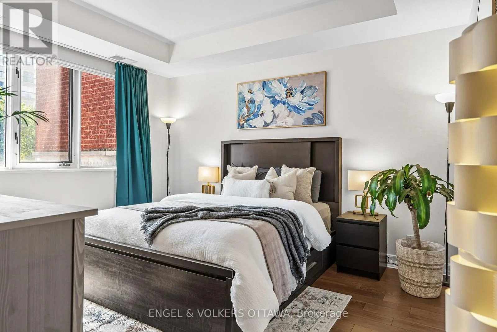 403 - 320 MCLEOD STREET
