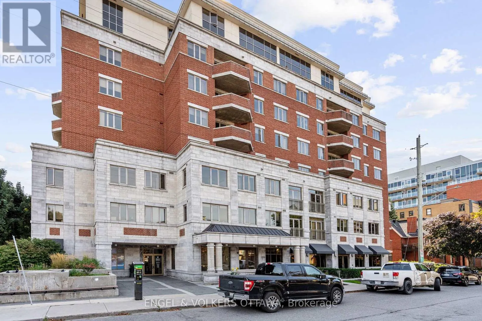 403 - 320 MCLEOD STREET