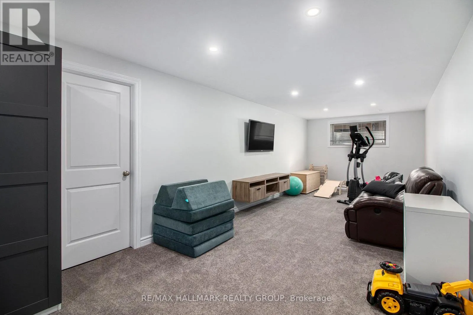 754 CAIRN CRESCENT