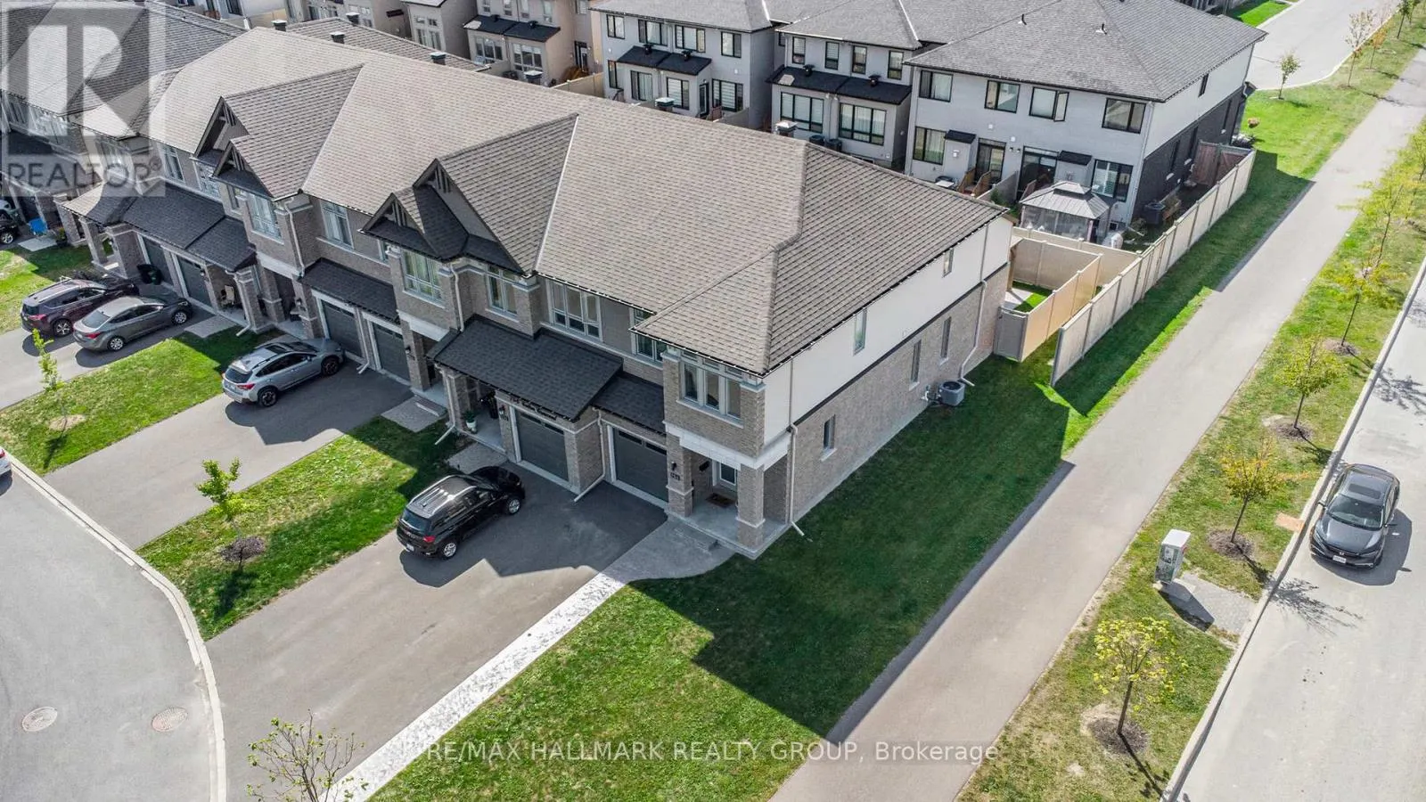 754 CAIRN CRESCENT