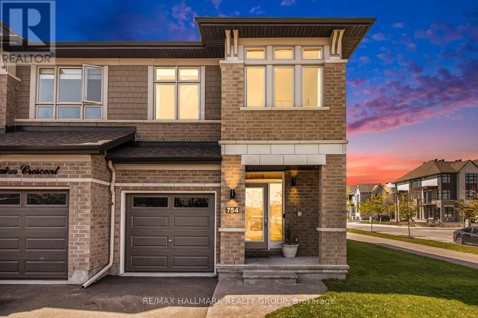 754 CAIRN CRESCENT