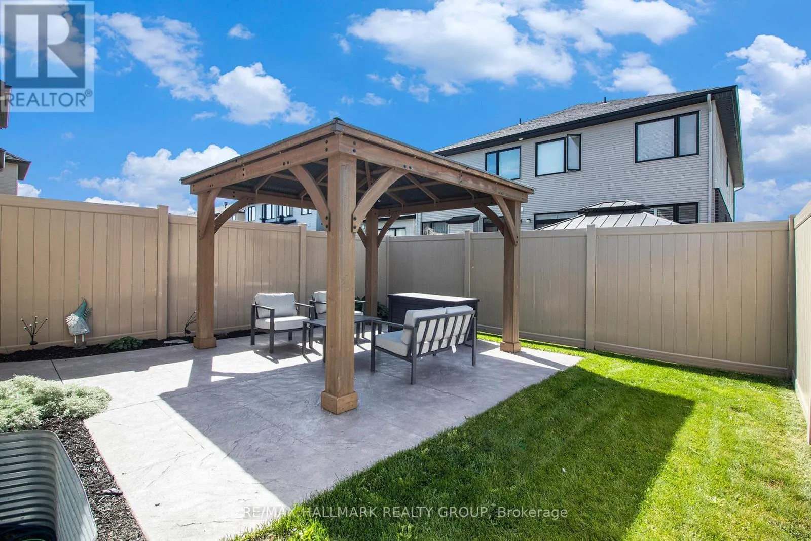754 CAIRN CRESCENT