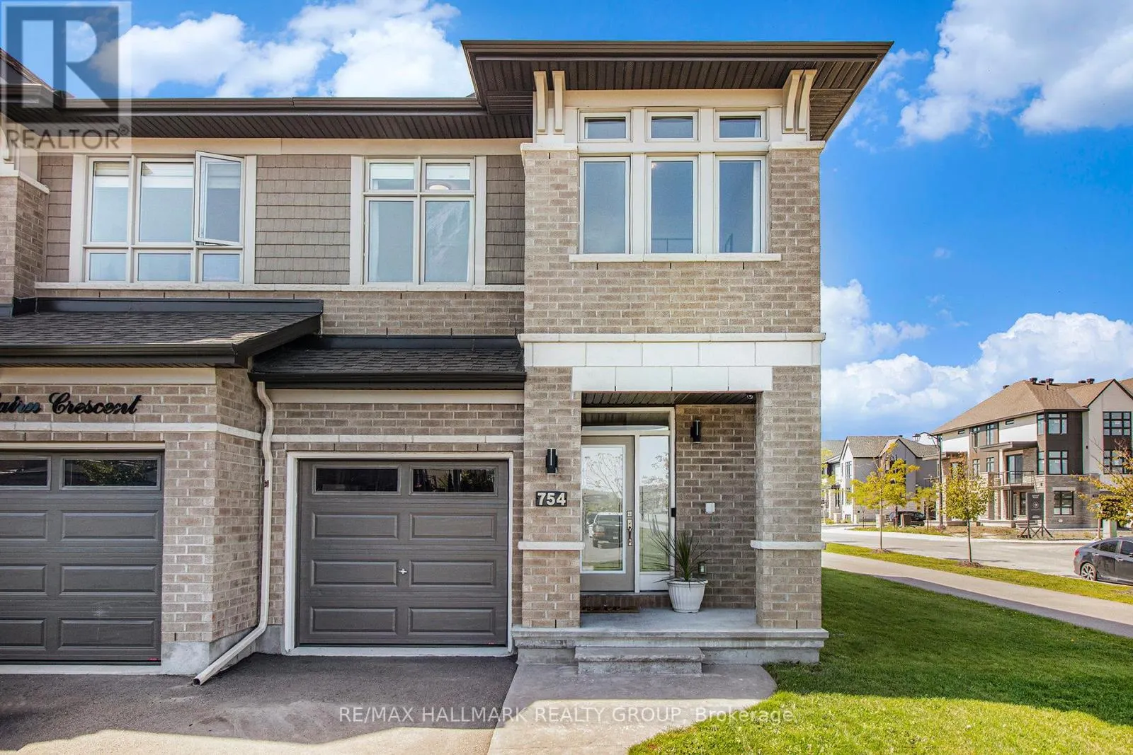 754 CAIRN CRESCENT