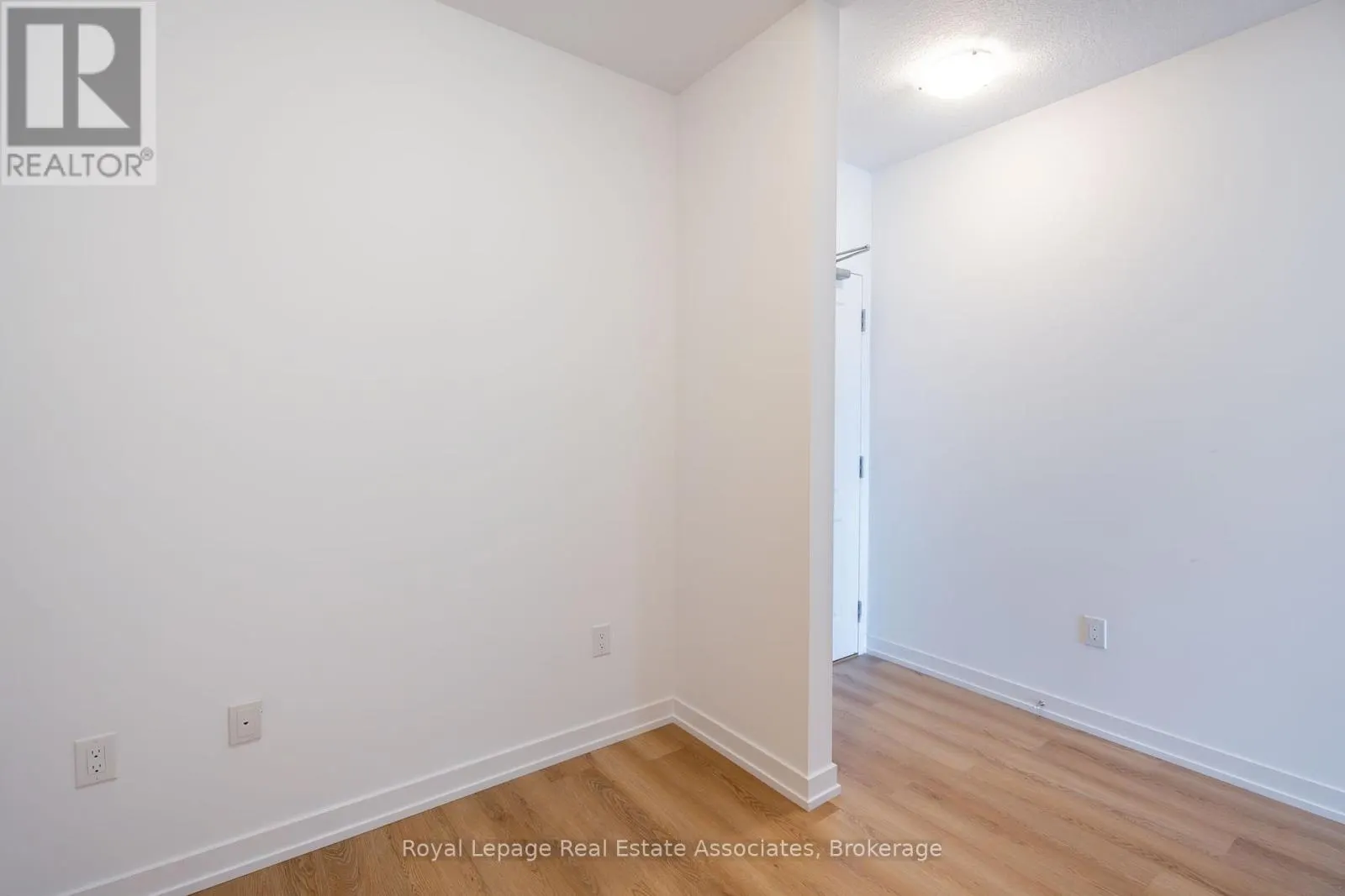 706 - 470 DUNDAS STREET E