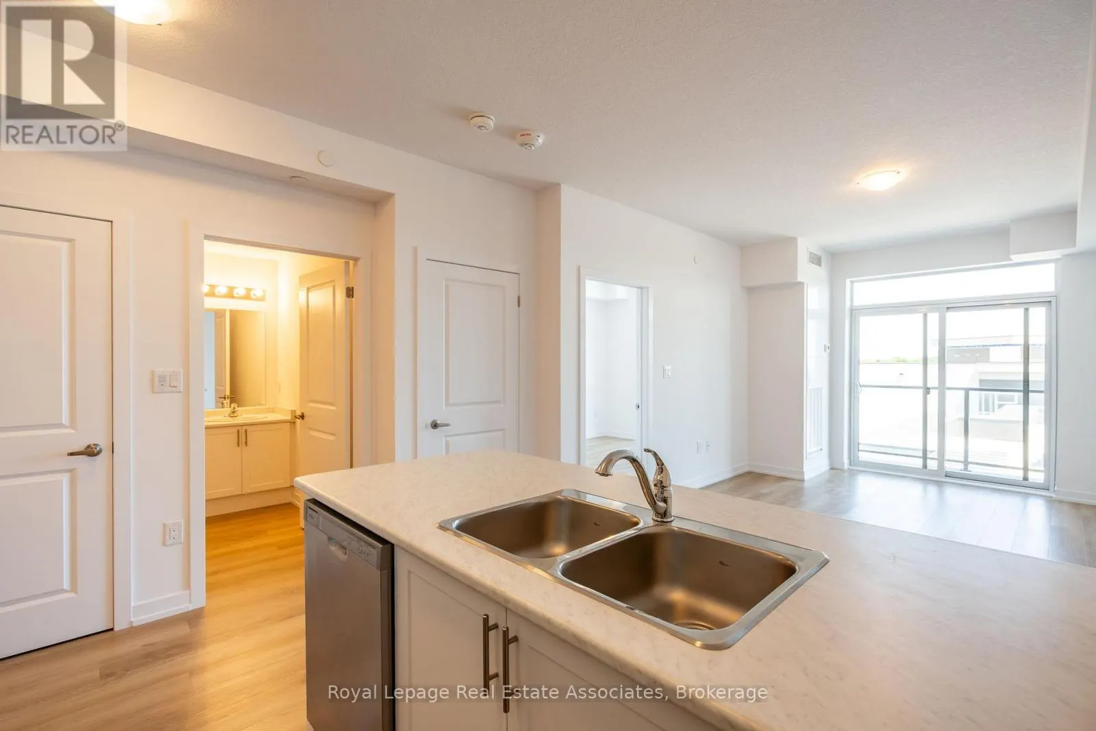 706 - 470 DUNDAS STREET E