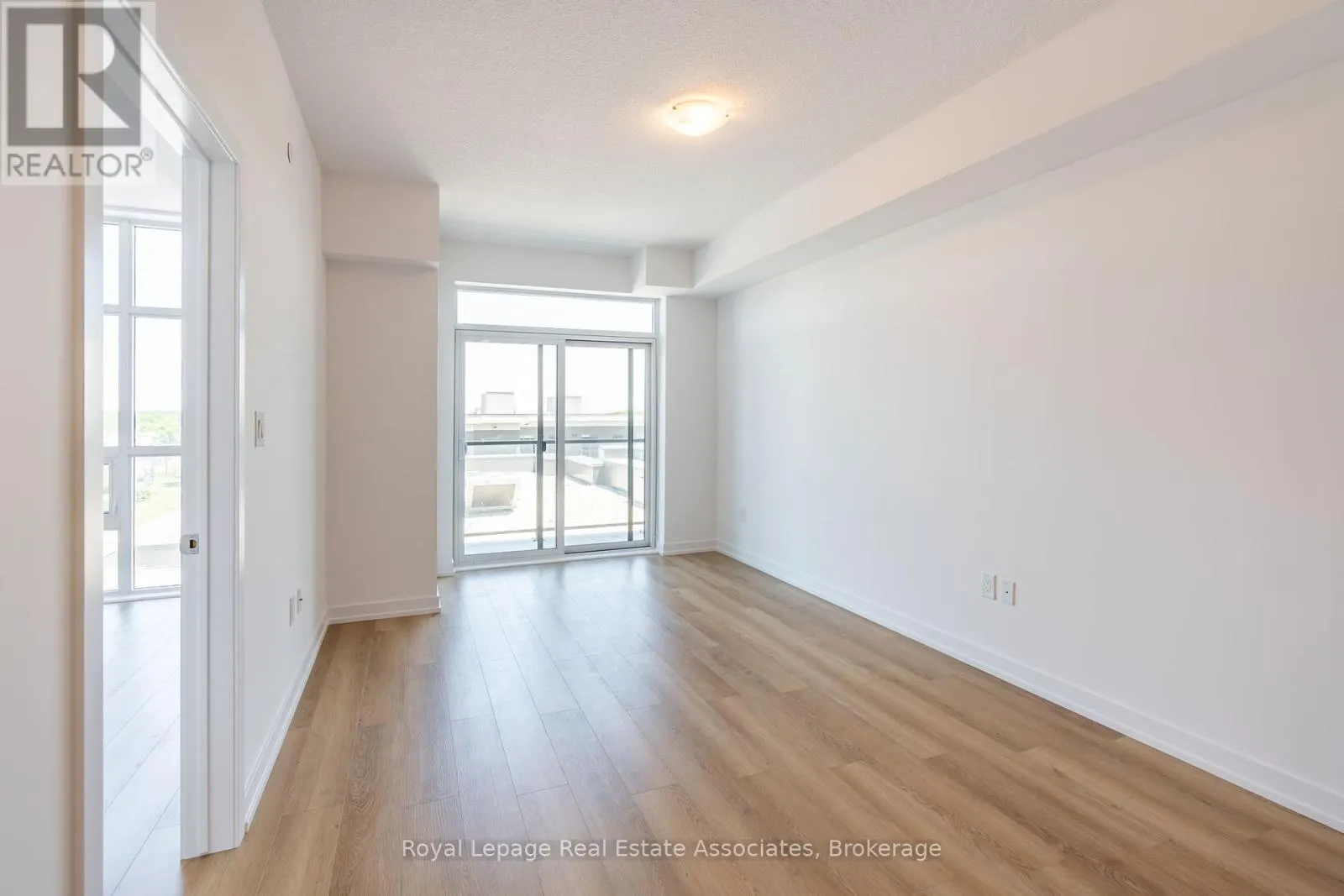 706 - 470 DUNDAS STREET E