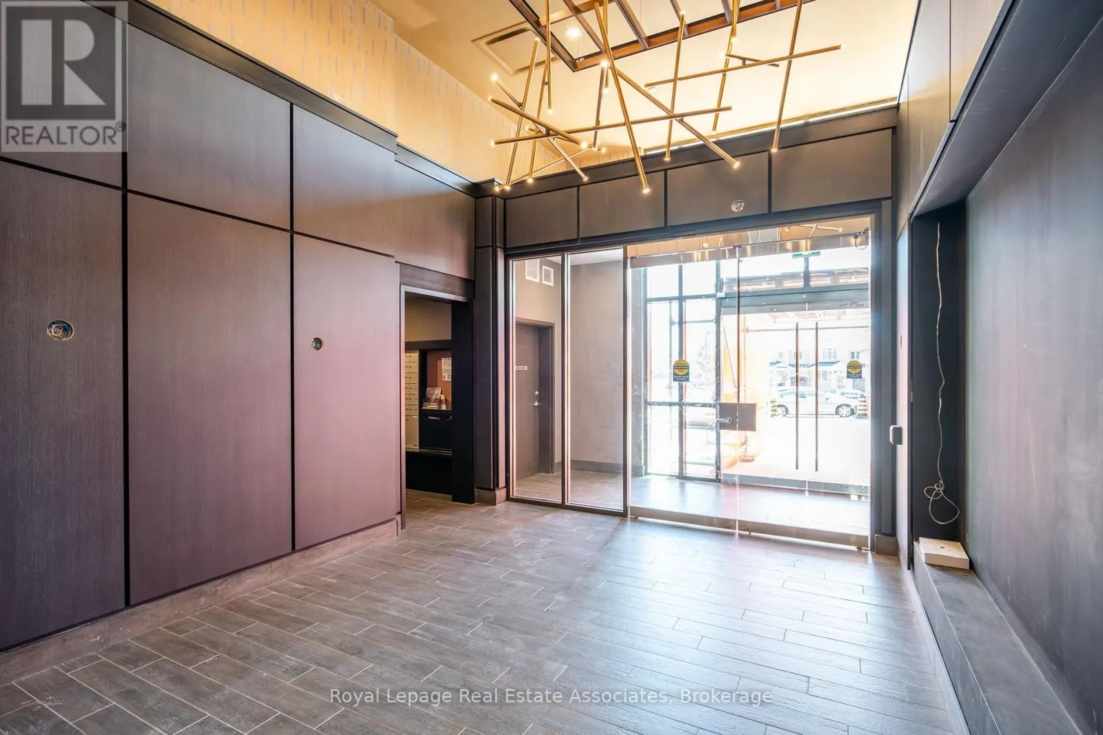 706 - 470 DUNDAS STREET E