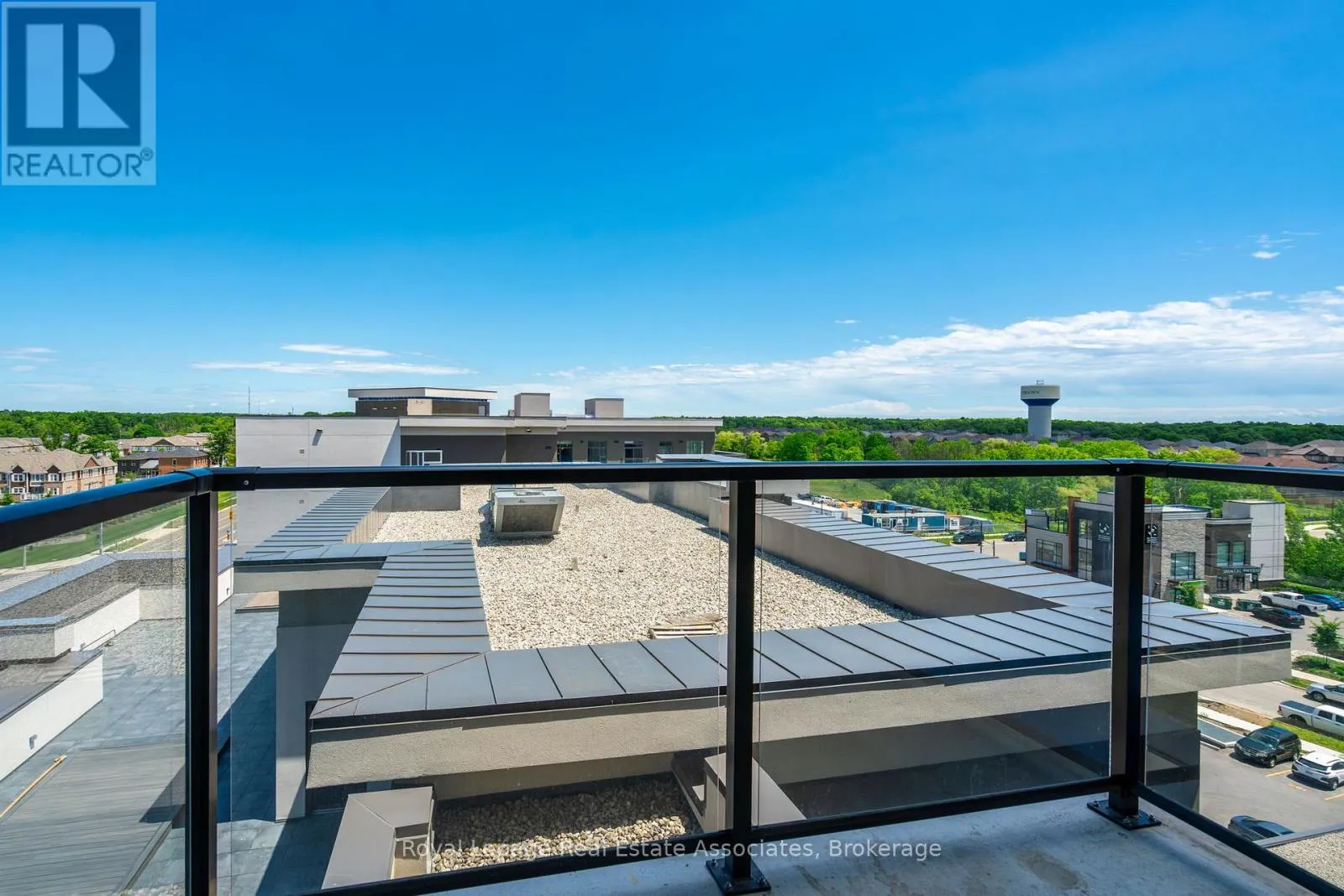 706 - 470 DUNDAS STREET E