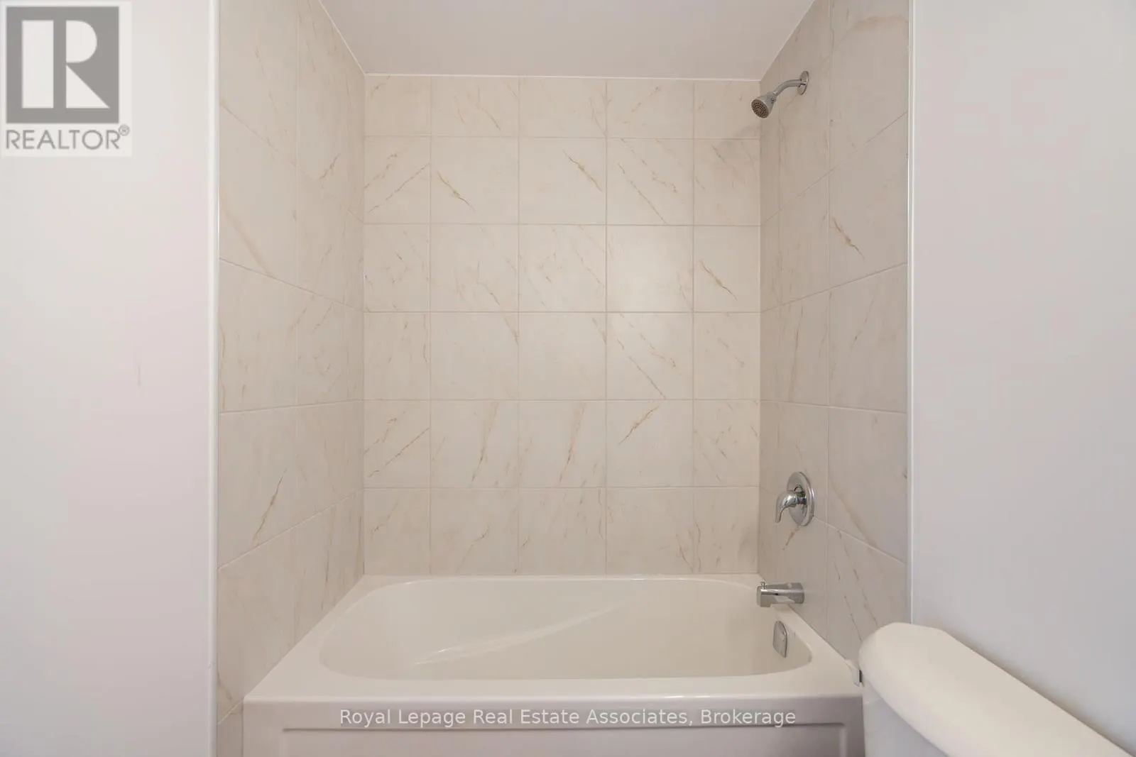 706 - 470 DUNDAS STREET E