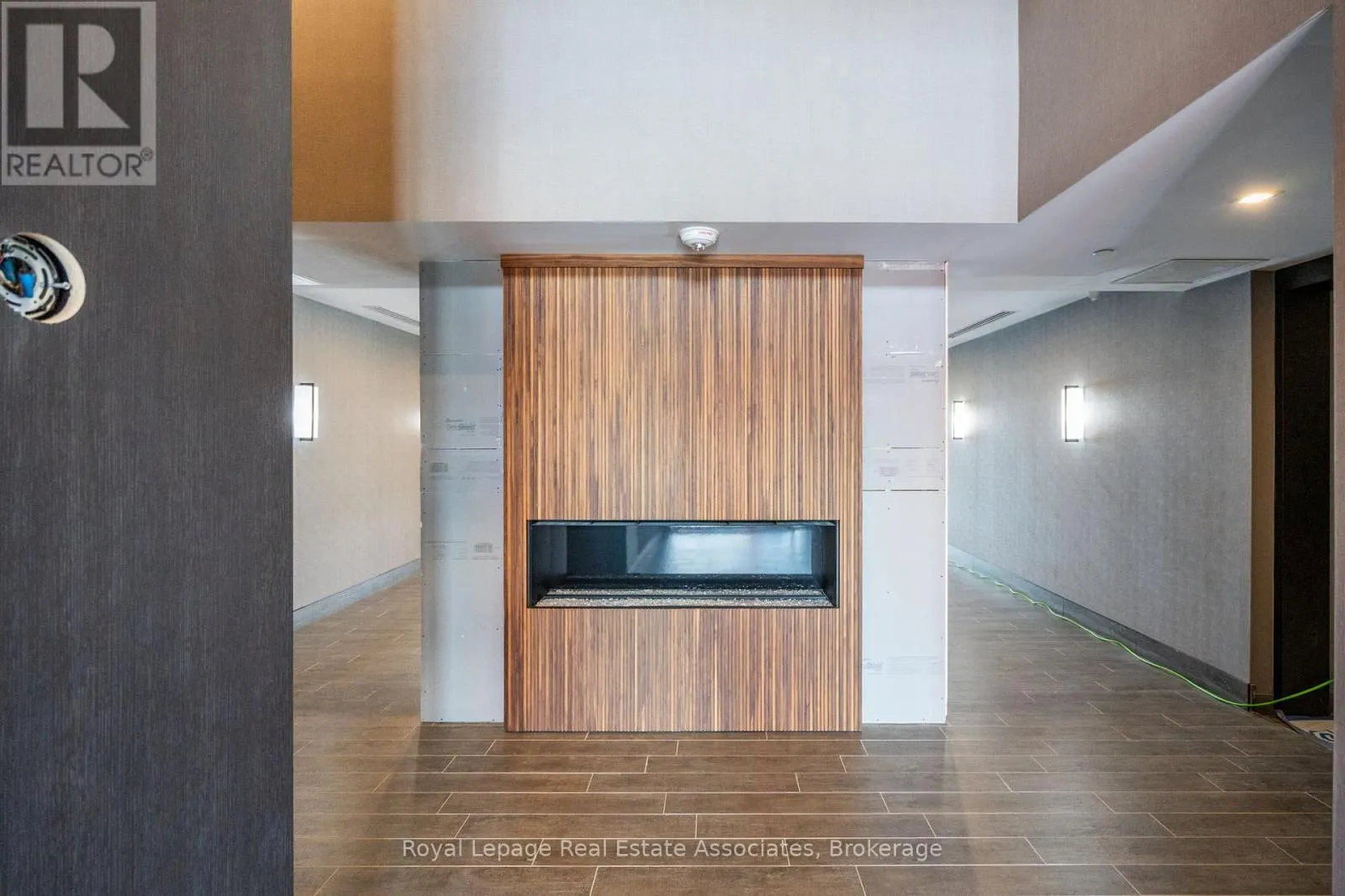706 - 470 DUNDAS STREET E