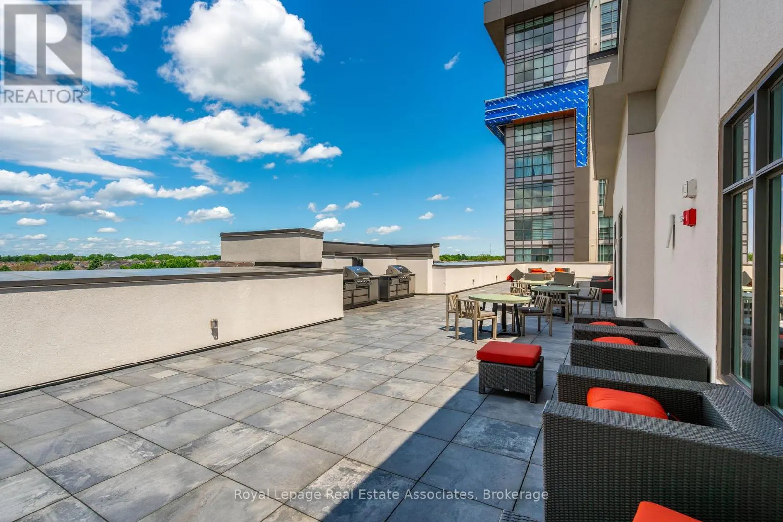 706 - 470 DUNDAS STREET E