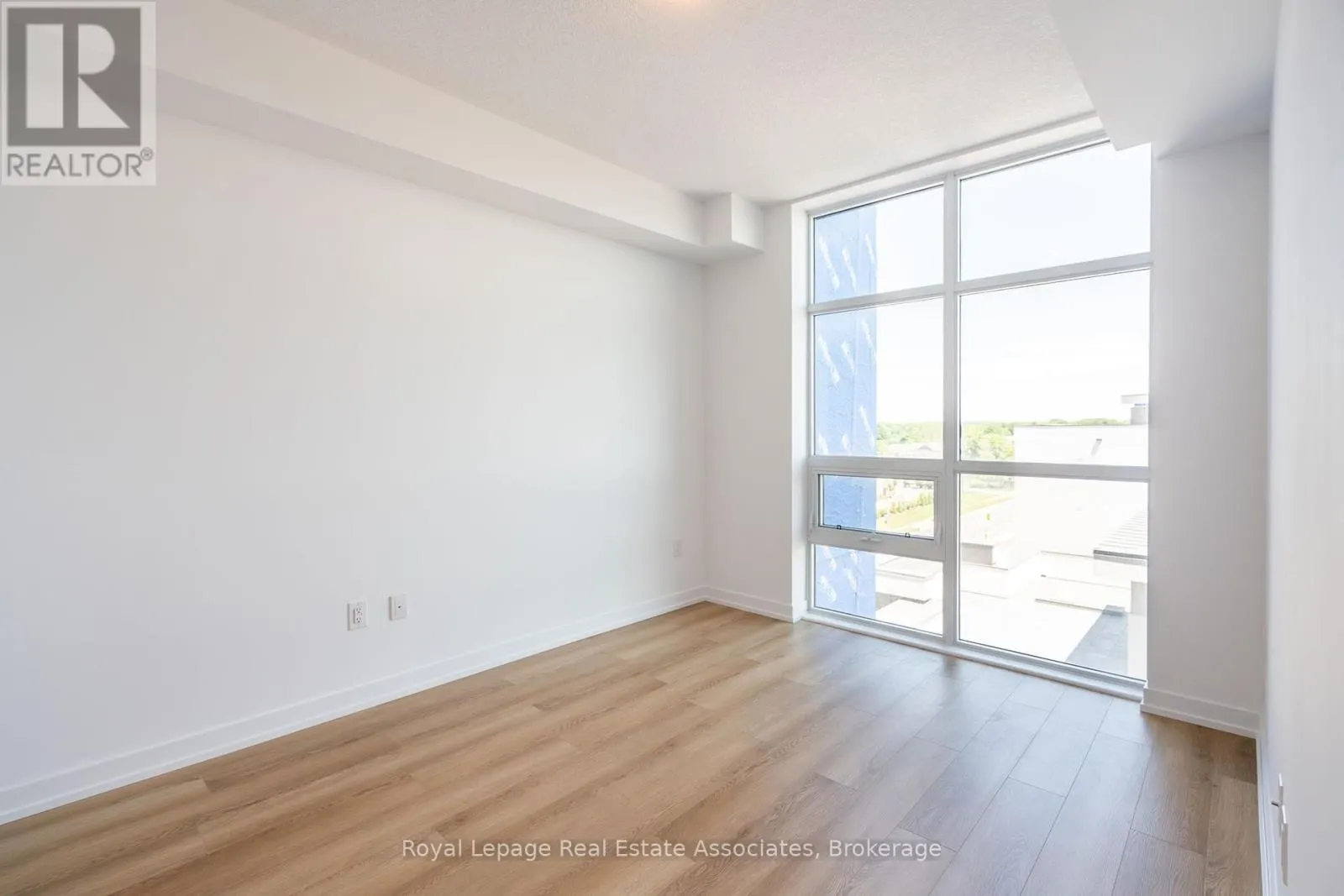 706 - 470 DUNDAS STREET E