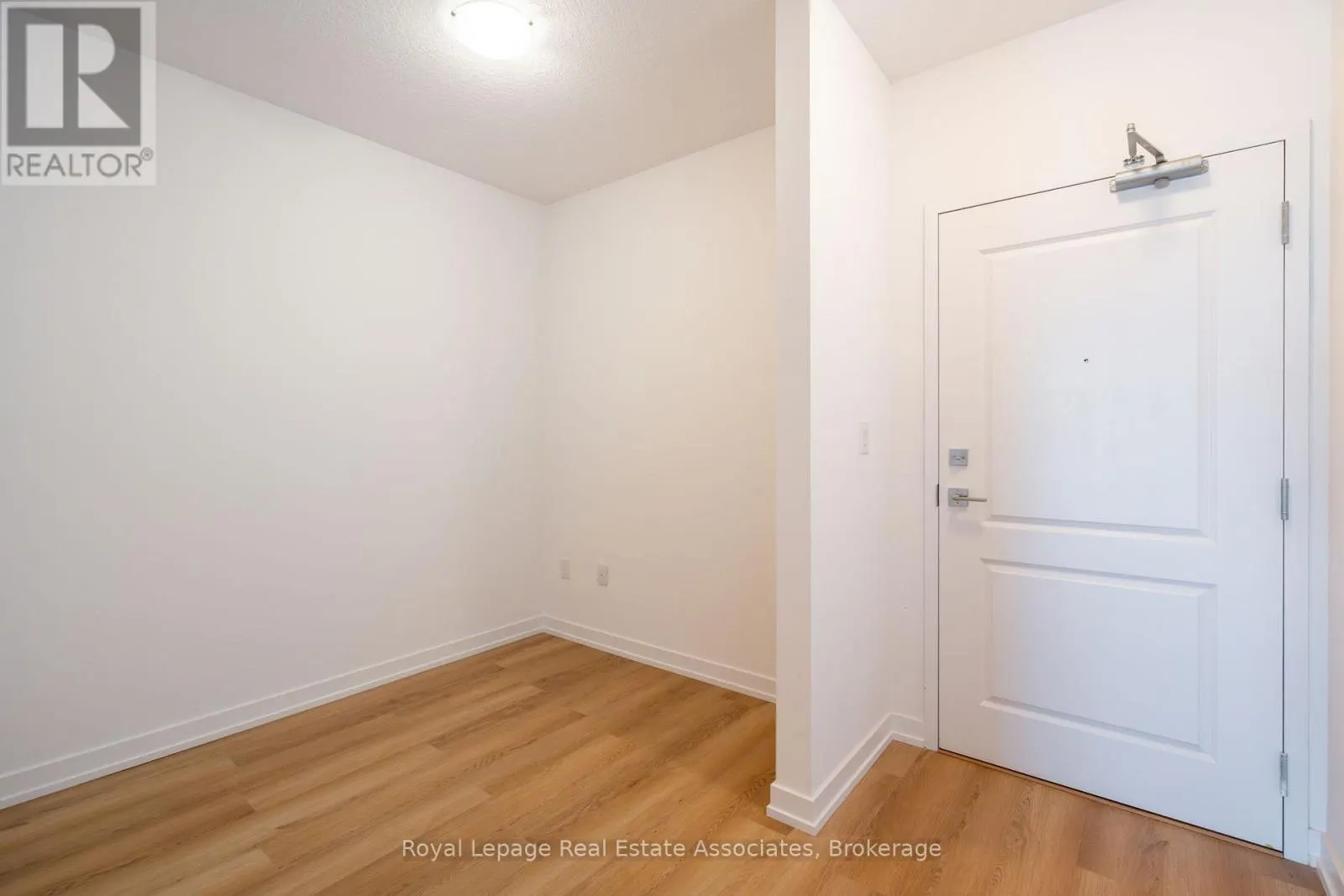 706 - 470 DUNDAS STREET E