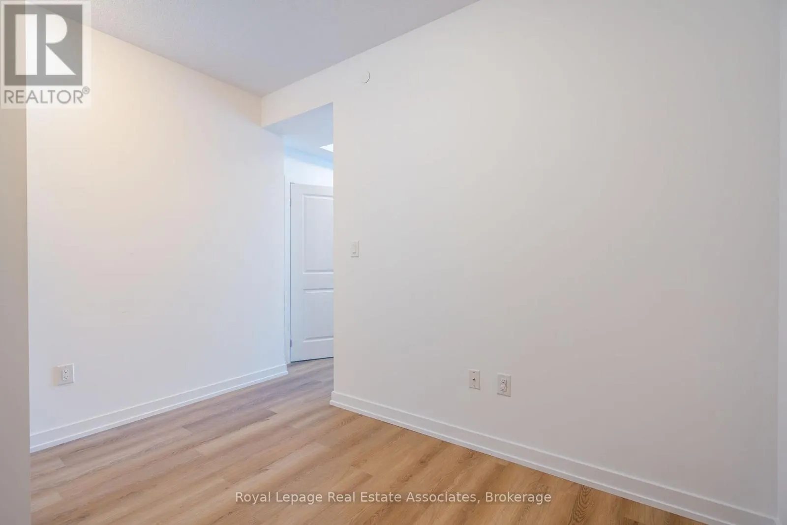706 - 470 DUNDAS STREET E