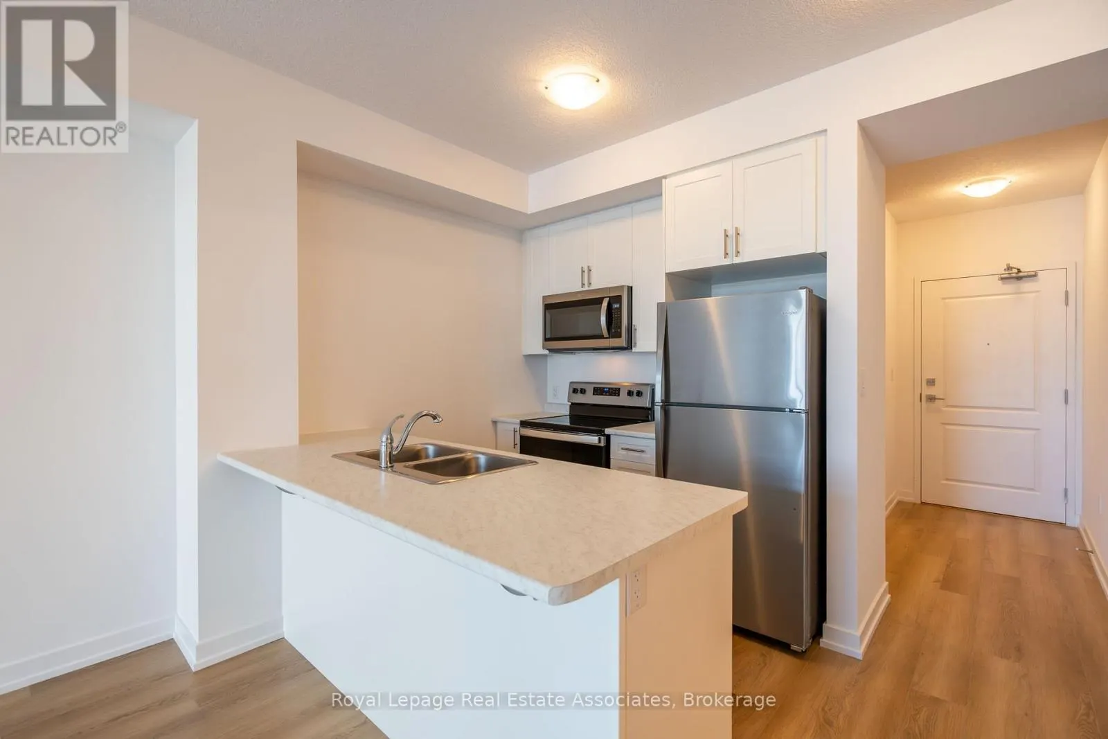 706 - 470 DUNDAS STREET E
