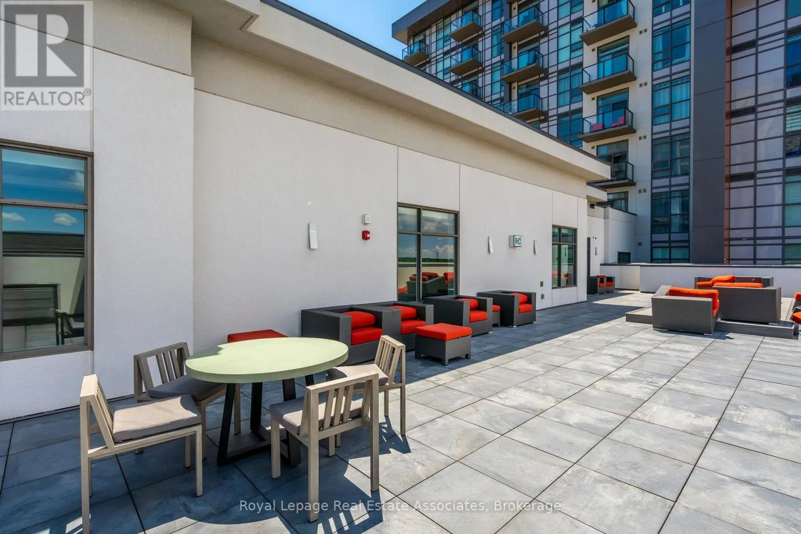 706 - 470 DUNDAS STREET E