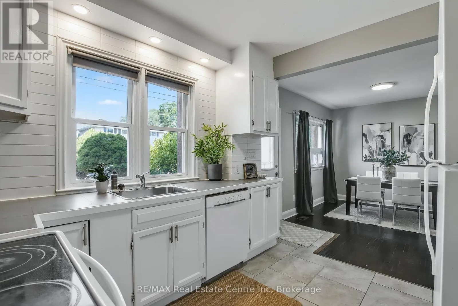 52 AVENUE ROAD