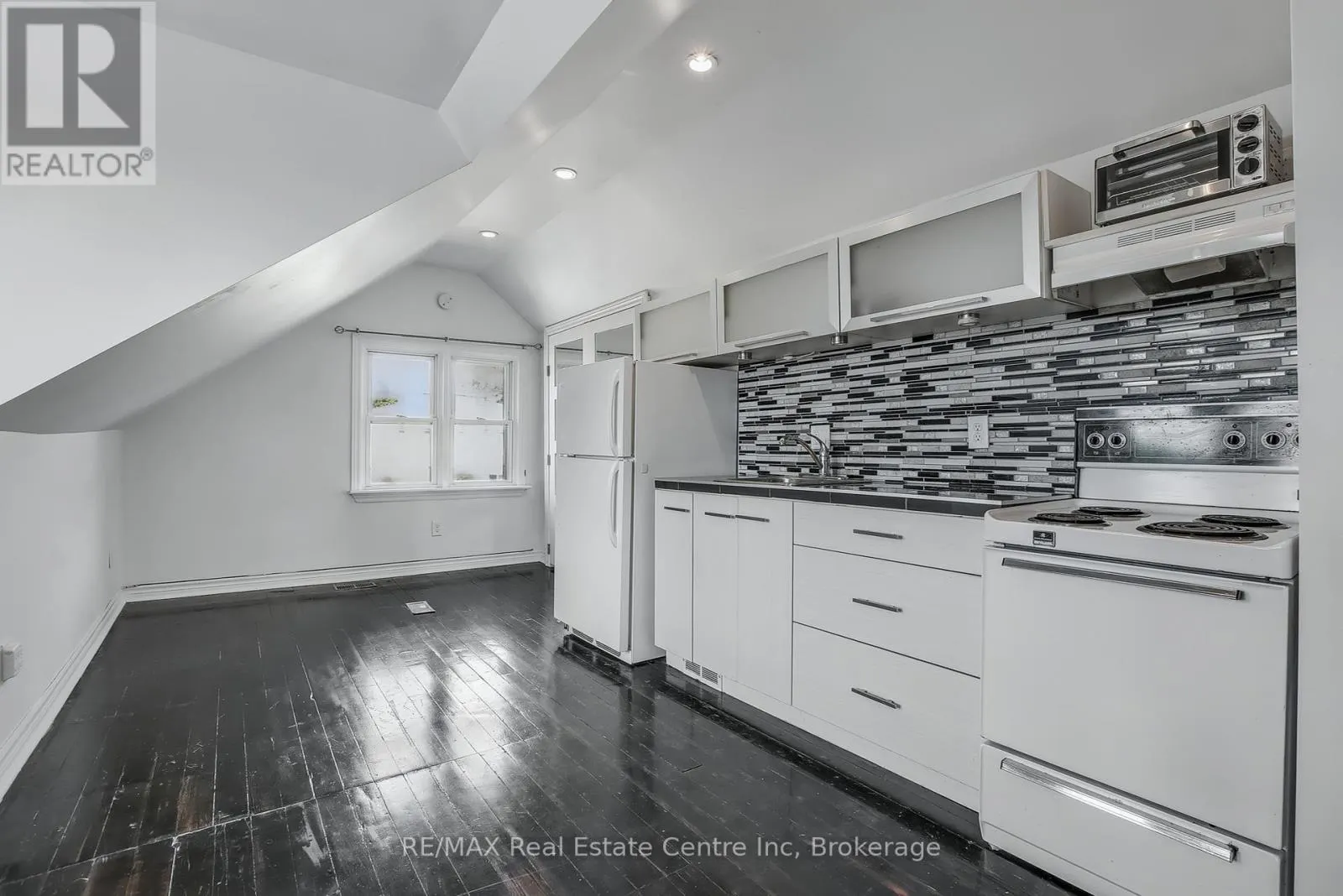 52 AVENUE ROAD