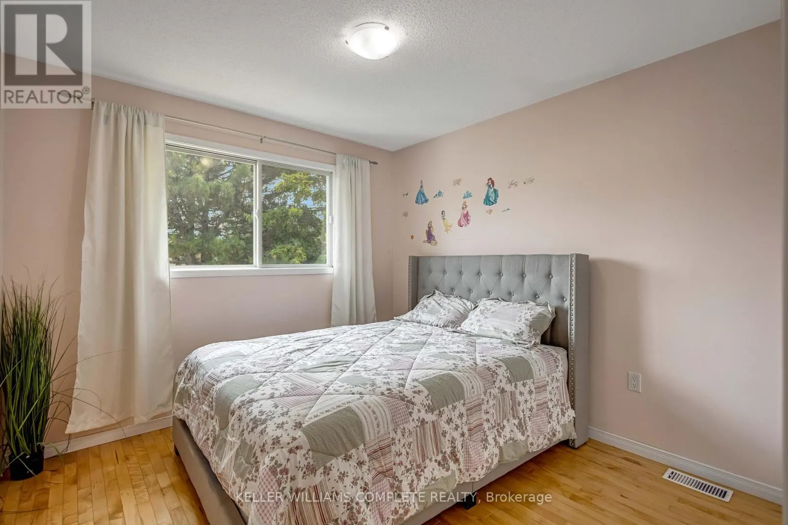 2 ROBESPIERRE COURT