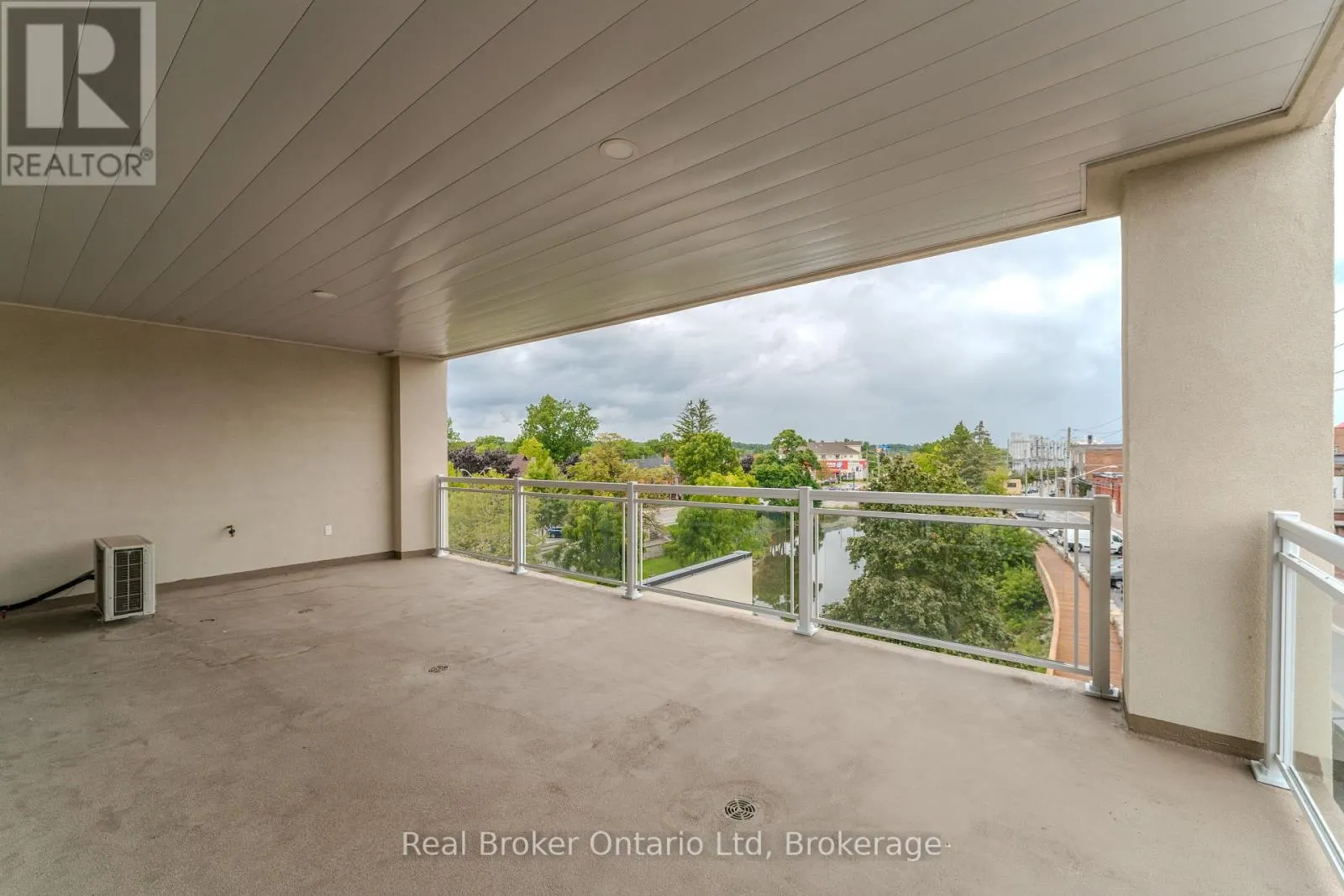 305 - 80 9TH STREET E, #305