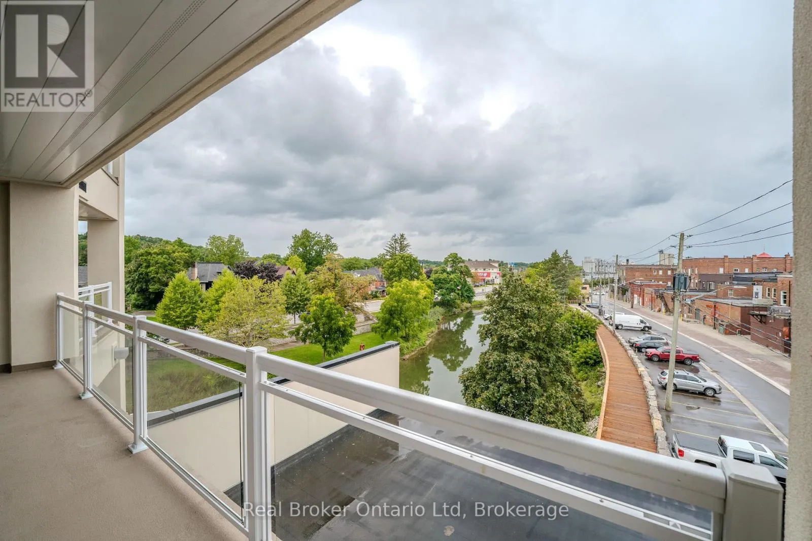 305 - 80 9TH STREET E, #305