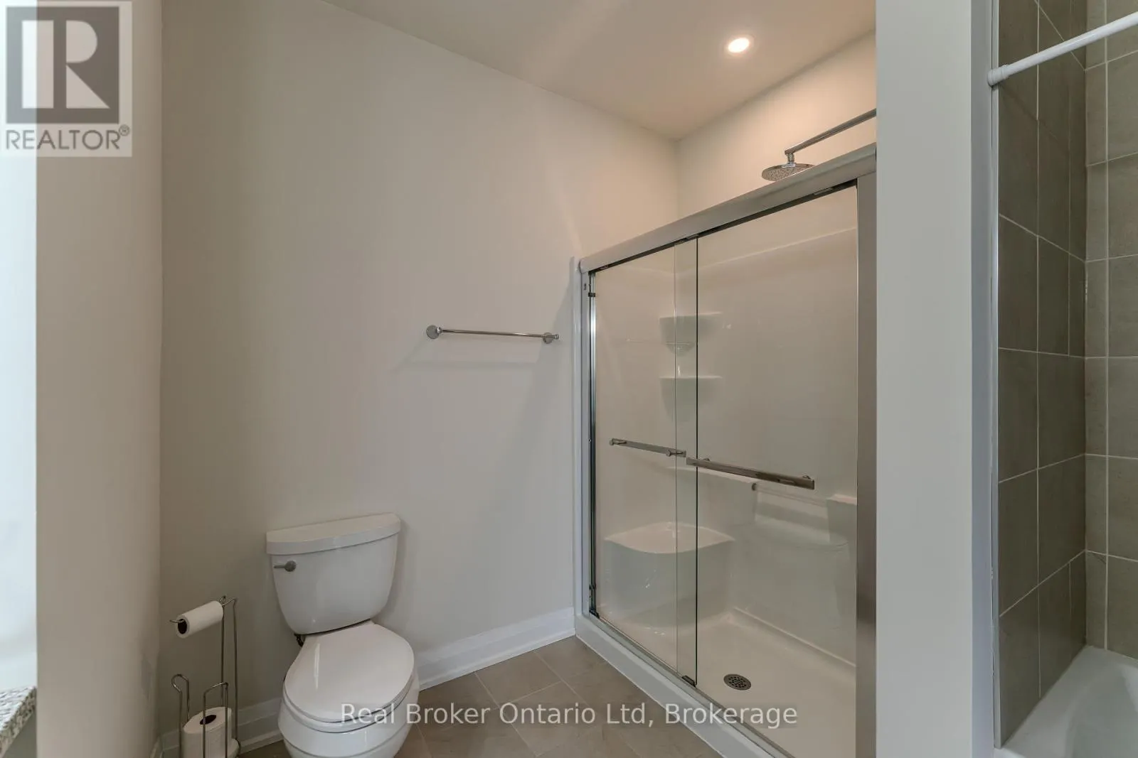 305 - 80 9TH STREET E, #305