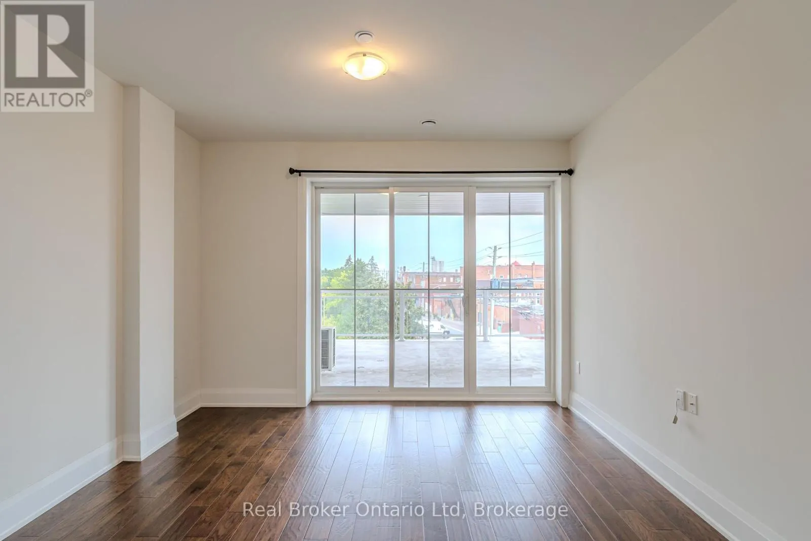 305 - 80 9TH STREET E, #305