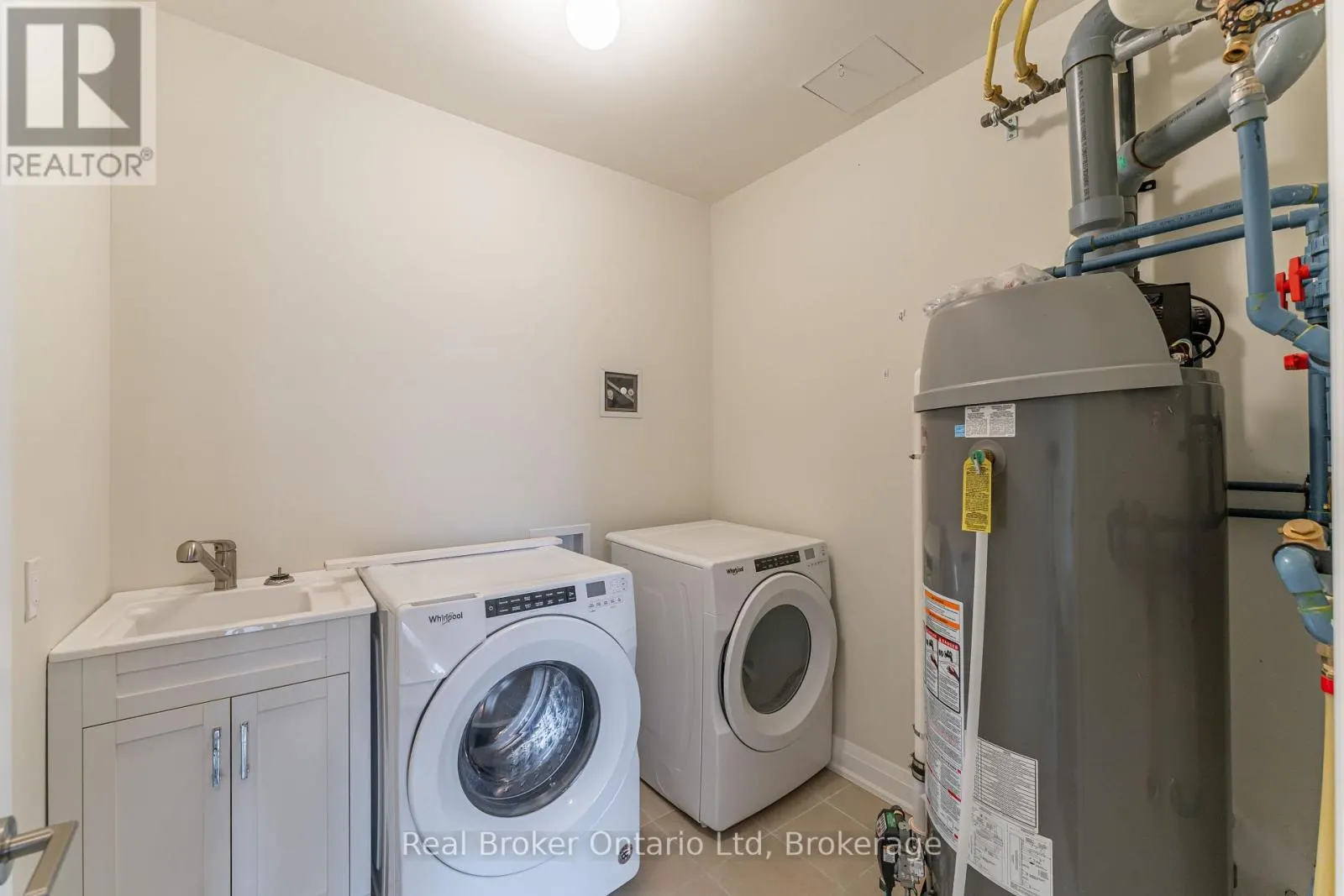 305 - 80 9TH STREET E, #305