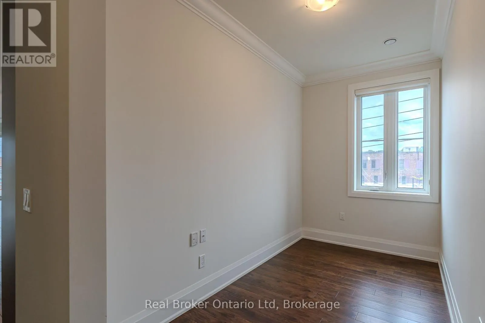 305 - 80 9TH STREET E, #305