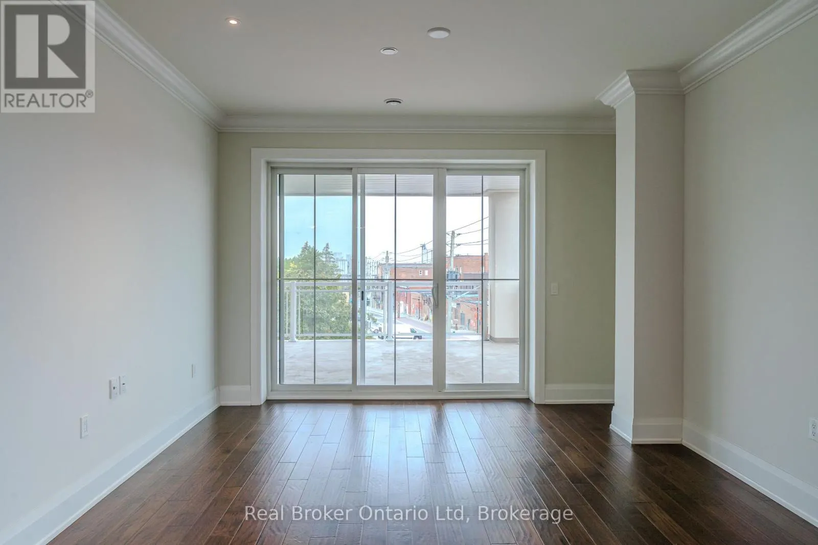 305 - 80 9TH STREET E, #305