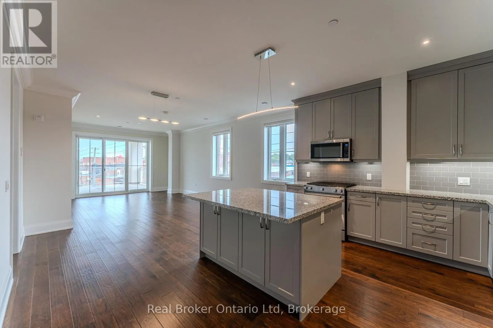 305 - 80 9TH STREET E, #305