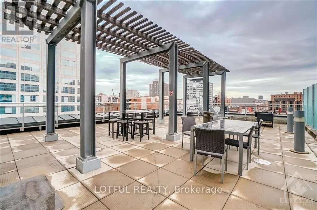 1002 - 324 LAURIER AVE STREET W