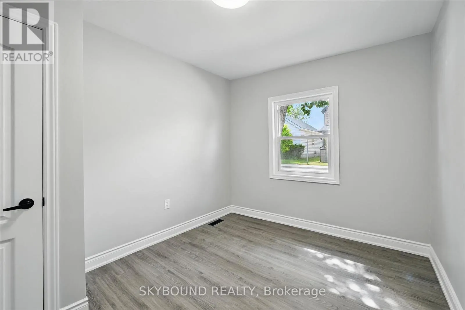 224 ROSSLYN AVENUE N
