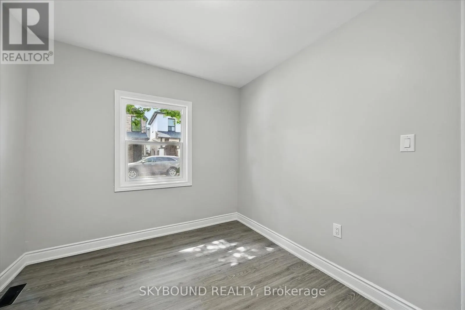 224 ROSSLYN AVENUE N