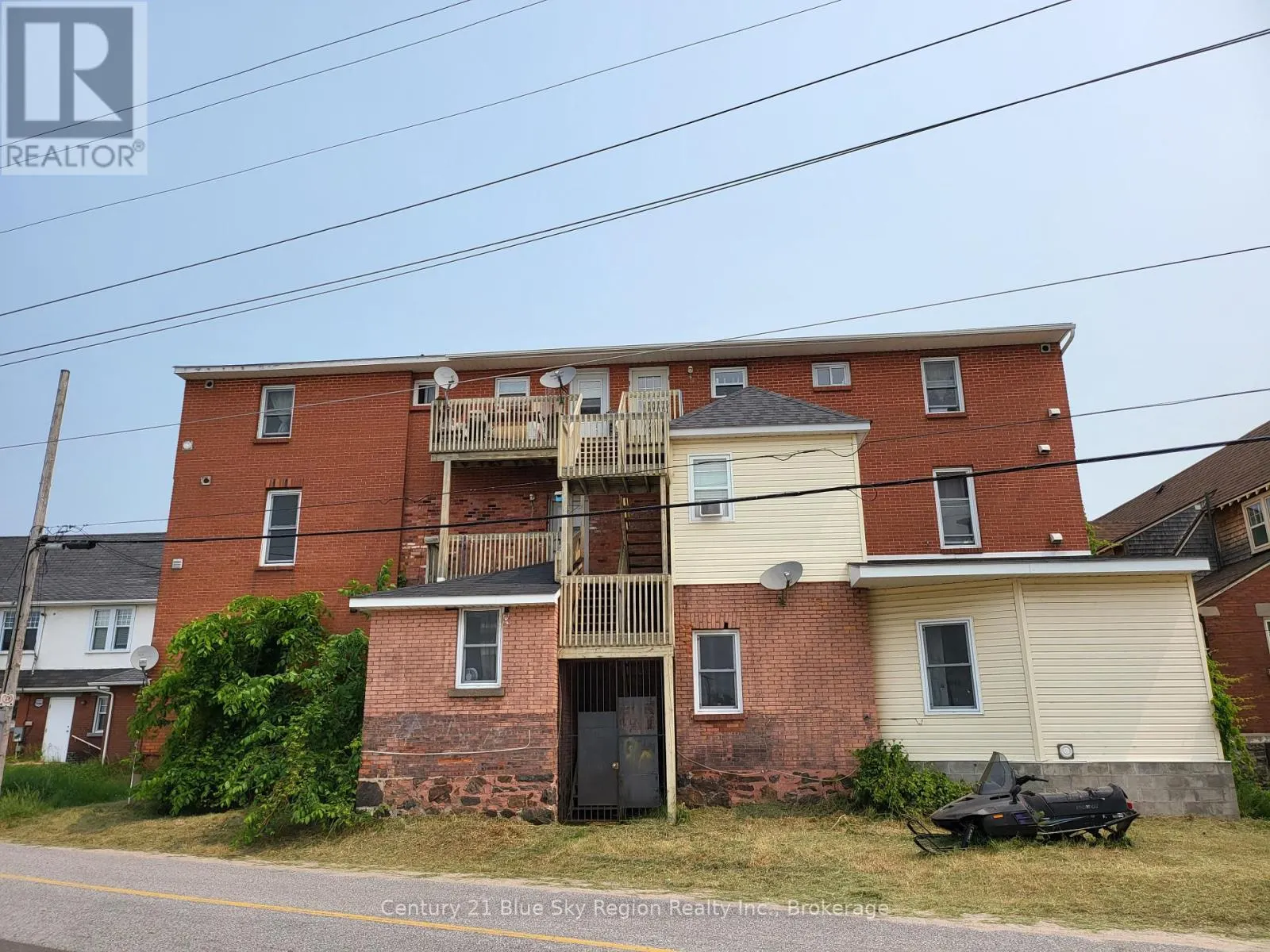 555 MAIN STREET W