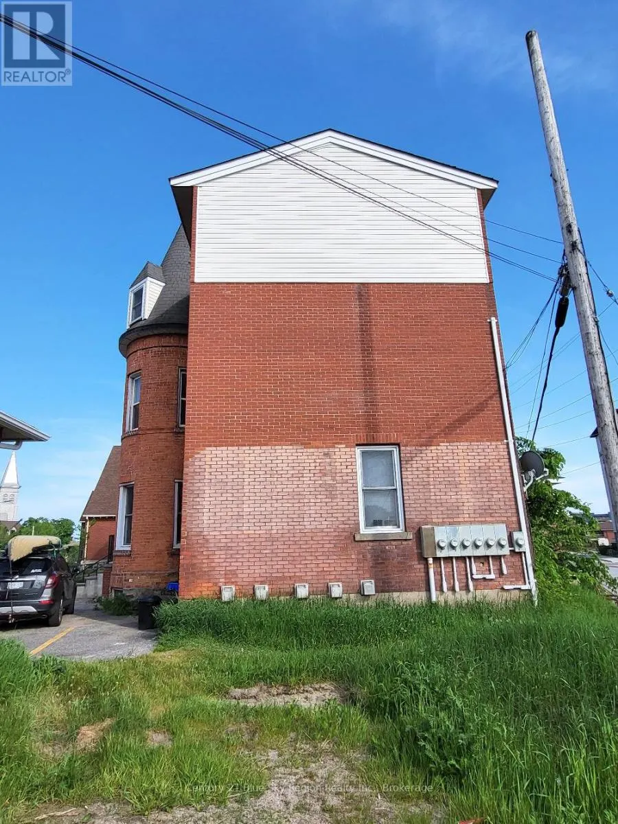 555 MAIN STREET W