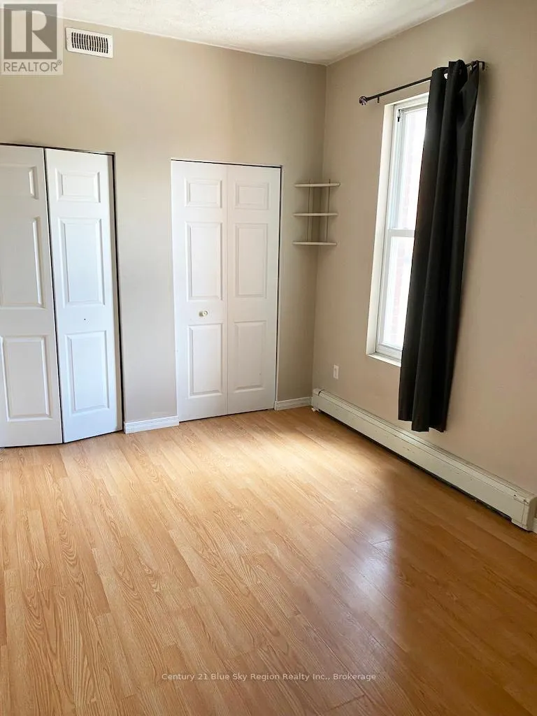 555 MAIN STREET W