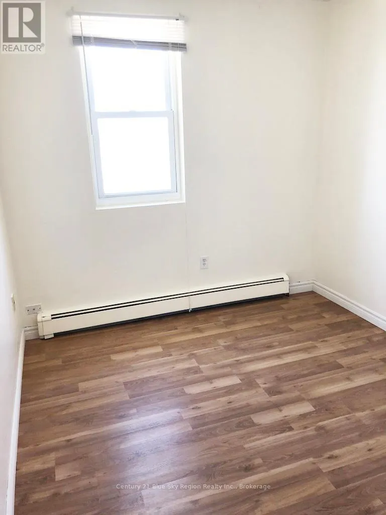 555 MAIN STREET W