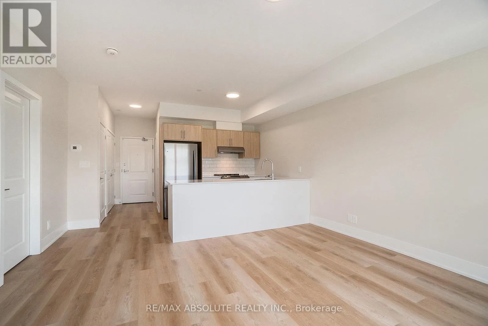 210 - 12 THOMAS STREET S