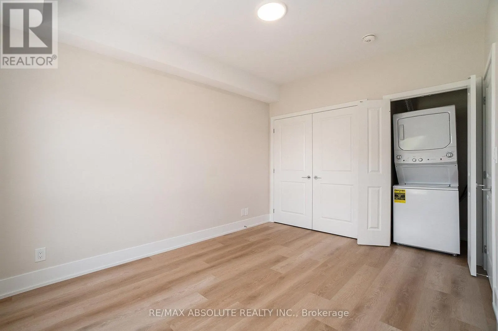 210 - 12 THOMAS STREET S