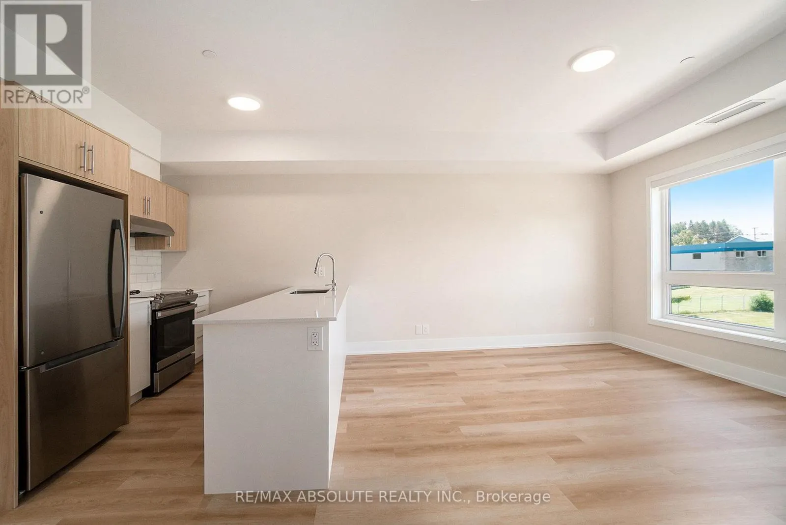 210 - 12 THOMAS STREET S