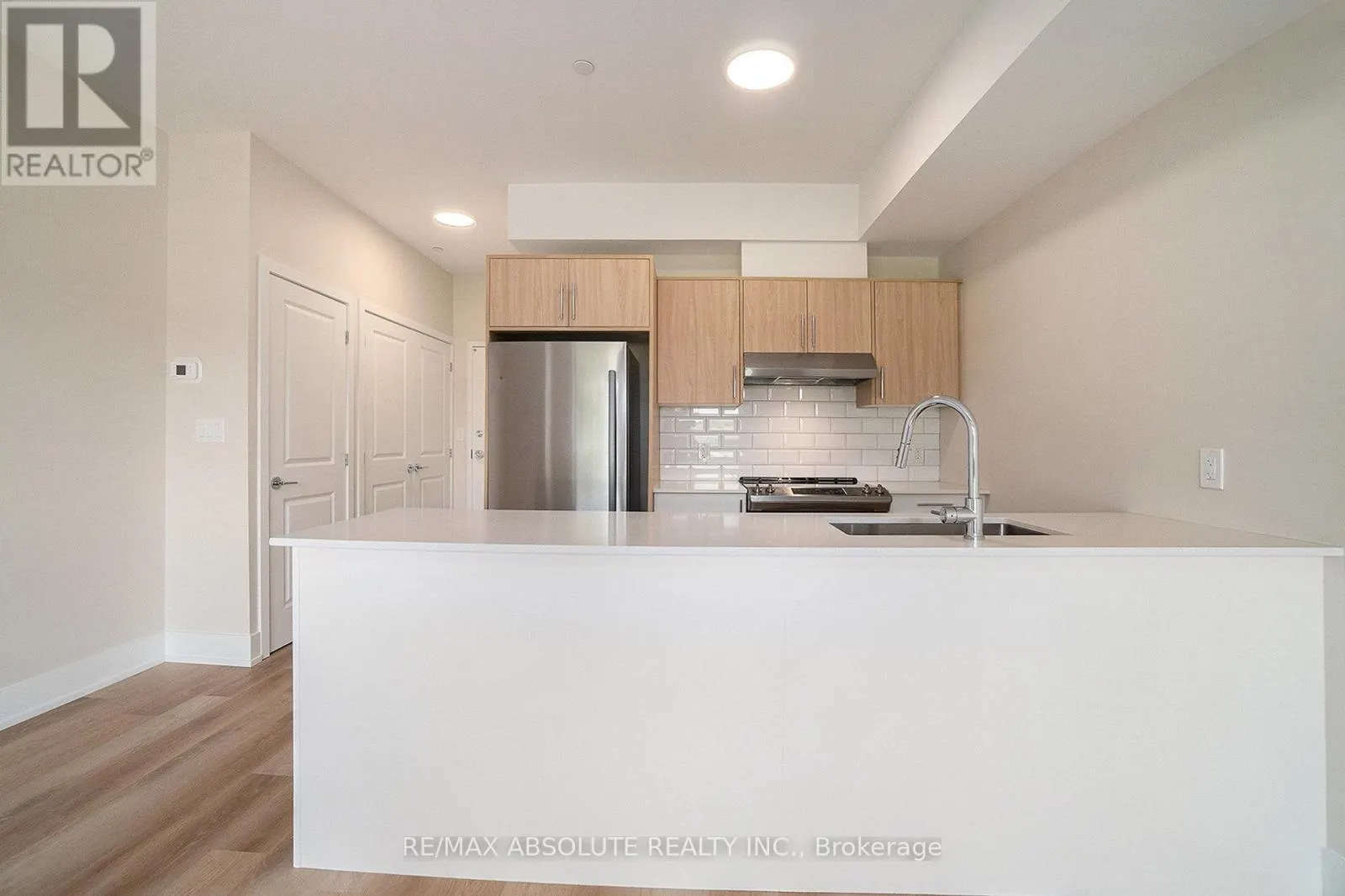 210 - 12 THOMAS STREET S