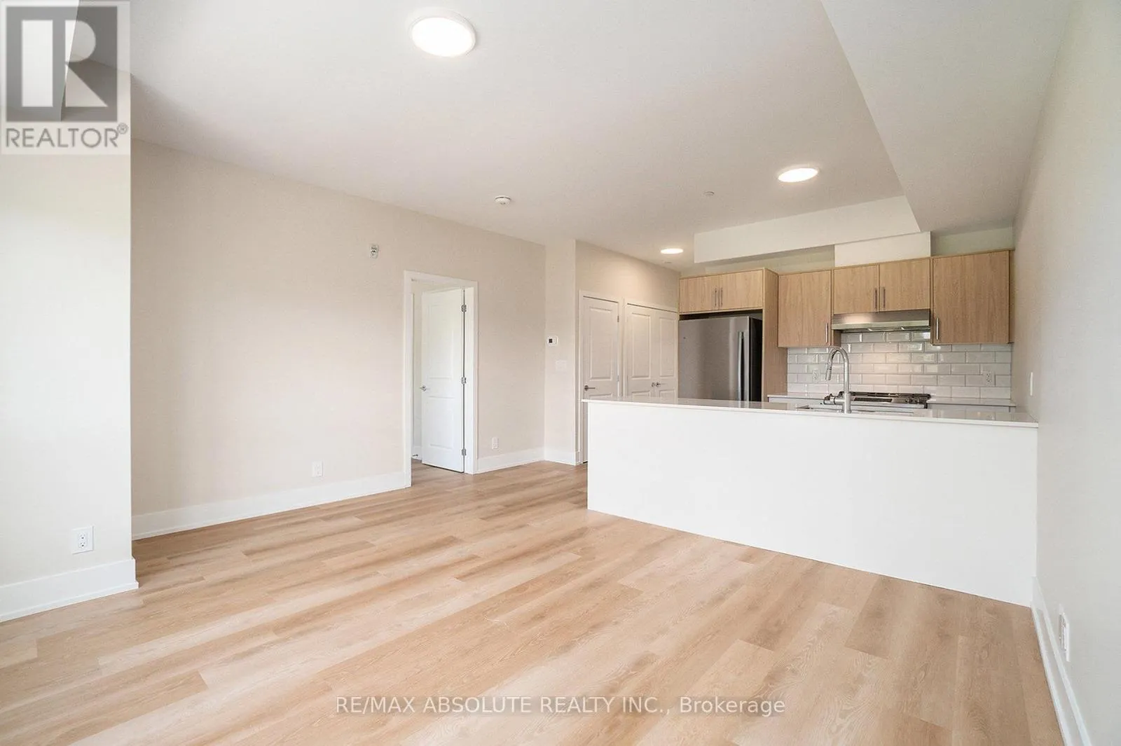 210 - 12 THOMAS STREET S