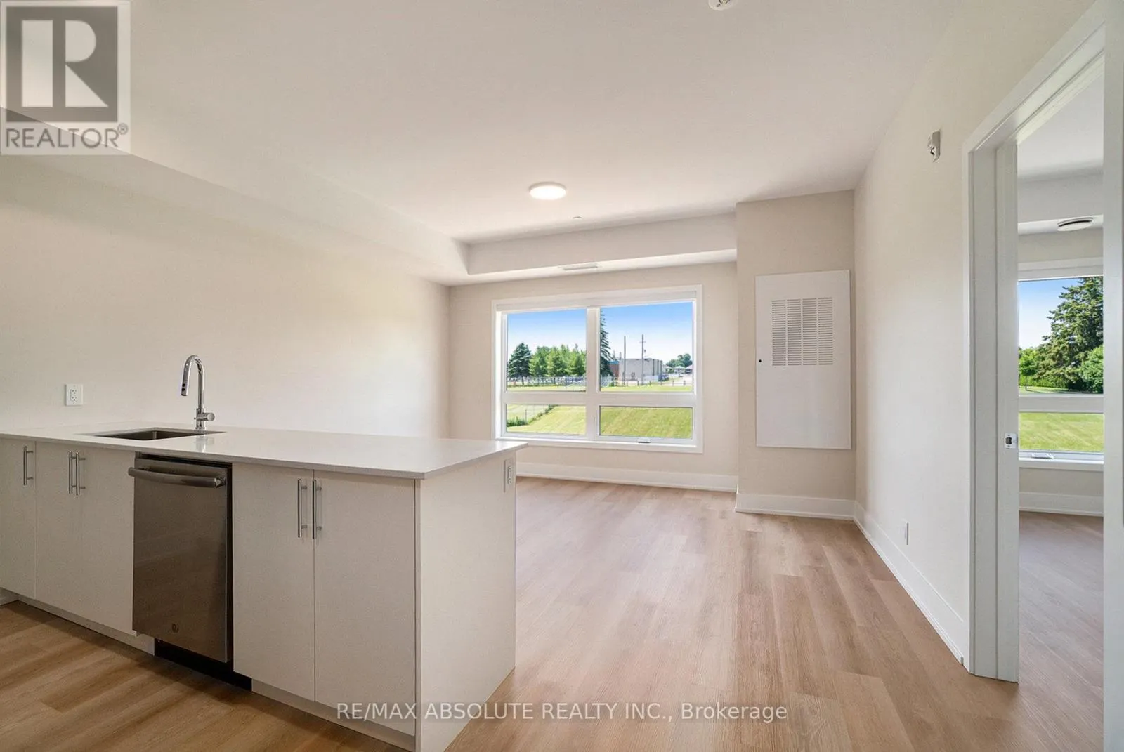 210 - 12 THOMAS STREET S