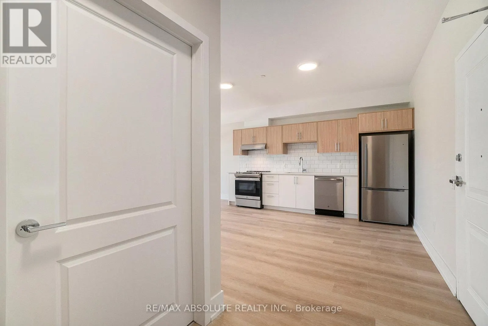 210 - 12 THOMAS STREET S